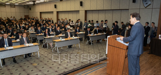 최종구 금융위원장이 15일 서울 중구 은행연합회에서 열린 '오픈뱅킹 활성화를 위한 세미나'에서 축사를 하고 있다. 금융위원회 제공